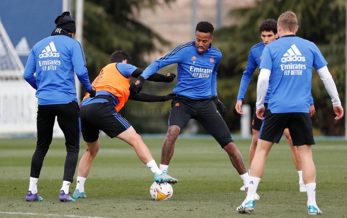 ريال مدريد.. نجوم عند مكتب بيريز تنتظر التجديد
