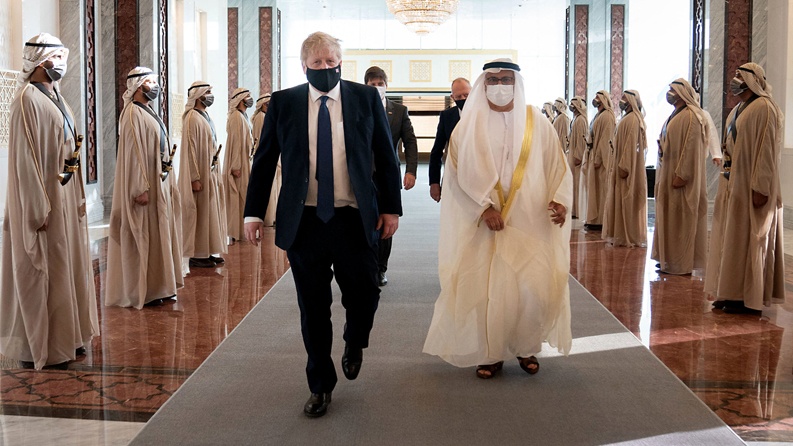جونسون من الإمارات: نريد الاستقلال عن الطاقة الروسية