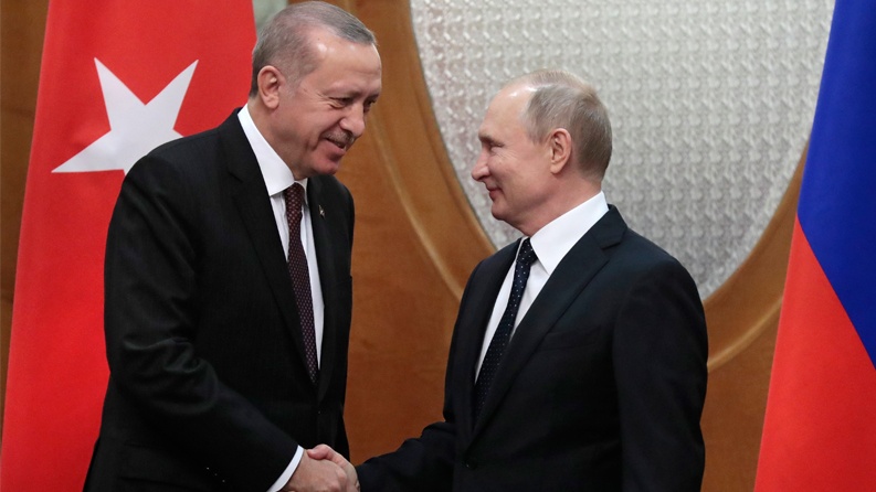 أردوغان أبلغ بوتين هاتفيا استعداده لاستضافته مع زيلينسكي في تركيا