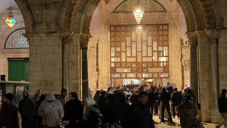 الآلاف يصلون الفجر في المسجد الأقصى