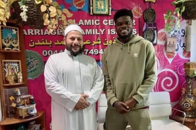 نجم آرسنال توماس بارتي يعتنق الإسلام