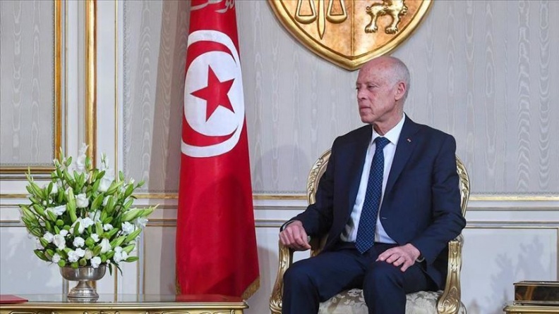 الرئيس التونسي يعلن حل البرلمان