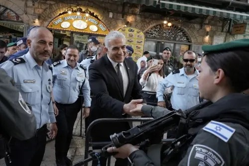 غانتس ينتقد اقتحام لبيد لمنطقة باب العامود