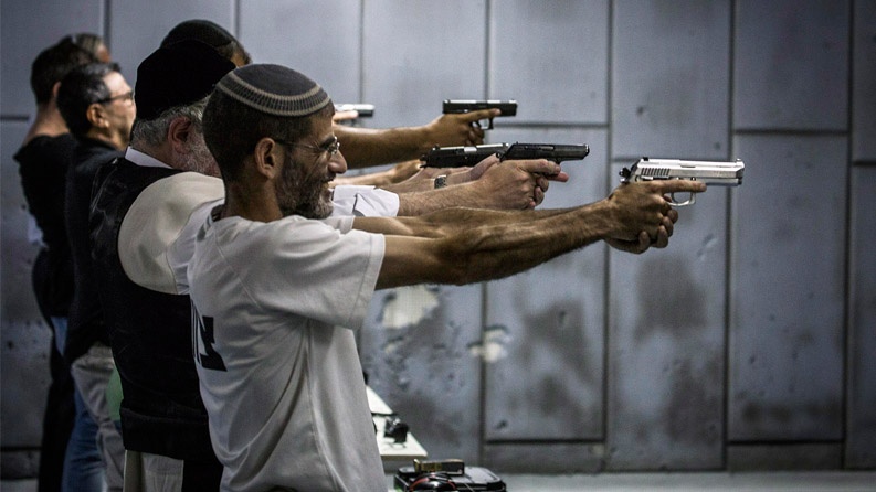 صحيفة: ارتفاع غير مسبوق على طلب ترخيص أسلحة في "إسرائيل"