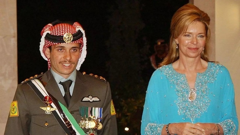 الملكة نور تعلق على تقييد حركة واتصالات نجلها الأمير حمزة