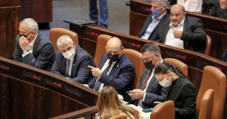 نائب من حزب بينيت يوقف "مؤقتاً" دعم الائتلاف الحكومي