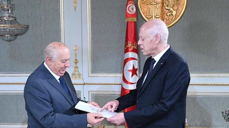 فيديو: سعيّد يتسلم مشروع الدستور الجديد