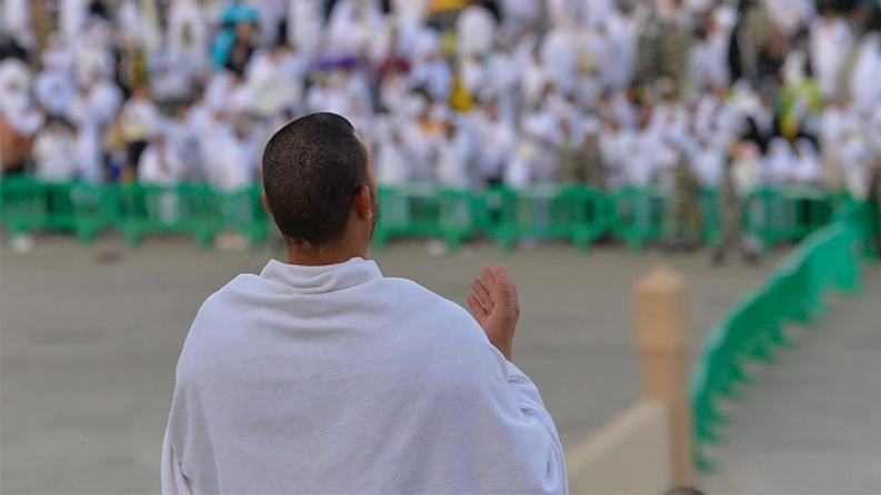 الحجاج يبدأون رمي الجمرات 