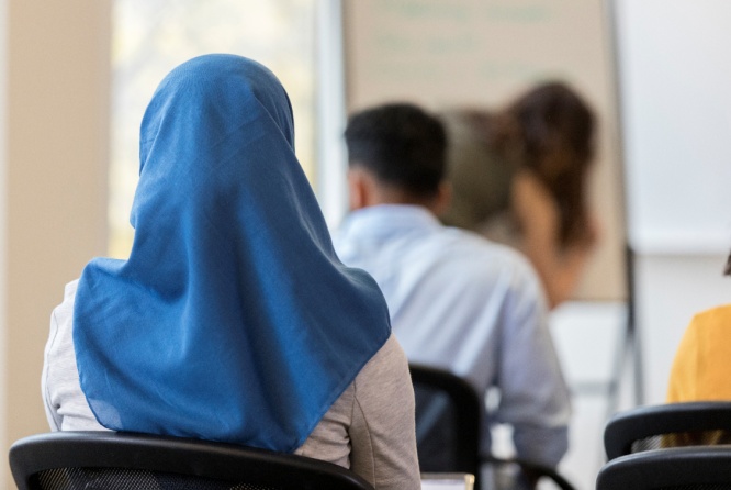 اعتداء عنصري على سيدة مسلمة وتمزيق حجابها في ألمانيا