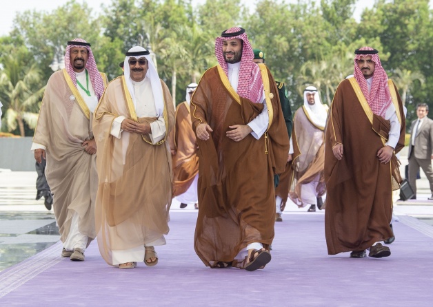 (فيديو) بن سلمان يثير الجدل.. استقبل القادة العرب في المطار ولم يذهب لبايدن