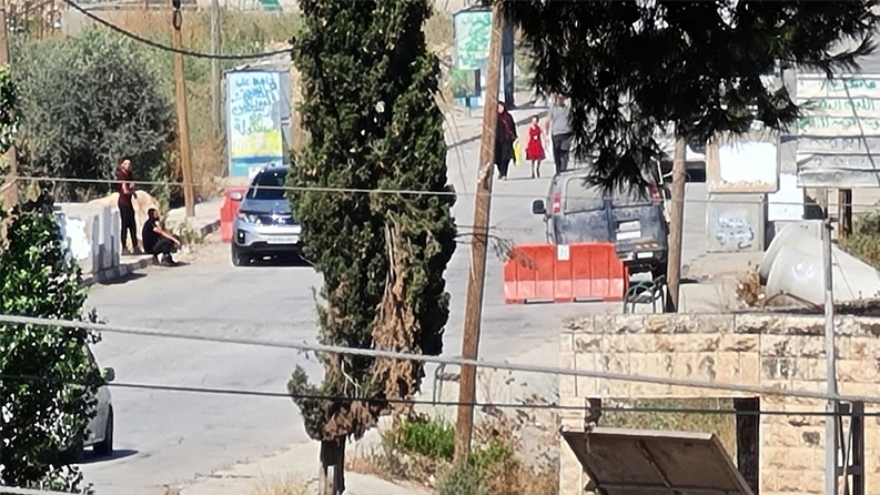 الاحتلال ينصب حاجزا عسكريا دائما على مدخل اللبن الشرقية