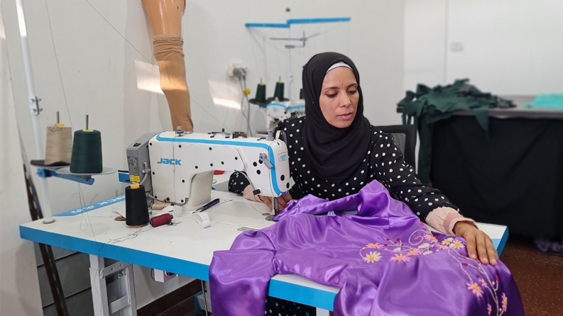 بترت ساقها ولم تبتر عزيمتها بفتح مشروع مشغلة خياطة 
