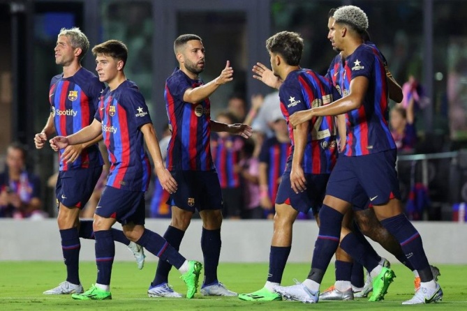 برشلونة يسحق انترميامي وظهور لافت للبرازيلي رافينها