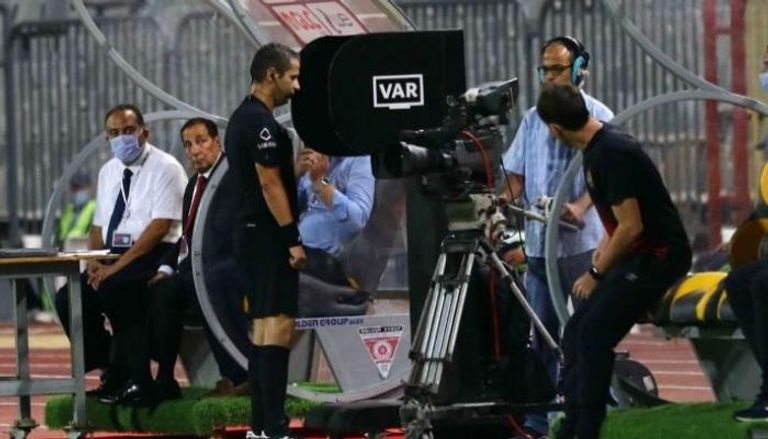 فيديو: يحدث في الدوري المصري.. كوب شاي يعطل تقنية الفار