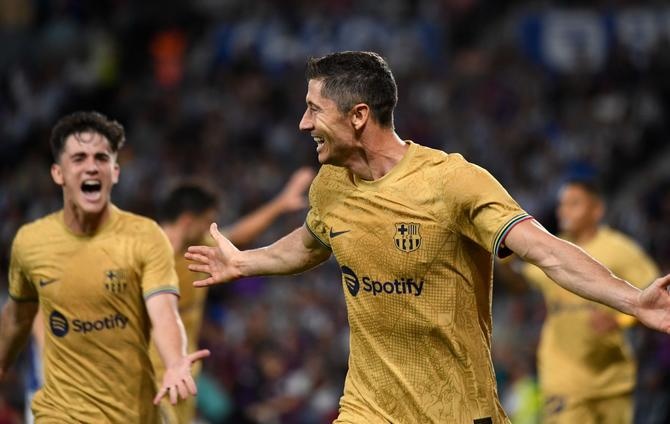 ليفاندوفسكي يقود برشلونة لتجاوز سوسيداد برباعية