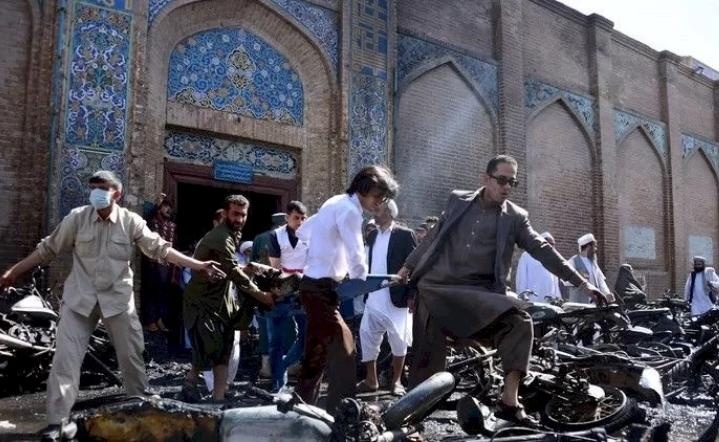 (فيديو) قتلى وجرحى بتفجير مسجد شمالي أفغانستان