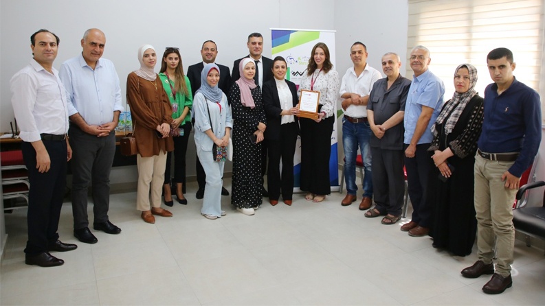 بنك فلسطين وخريجات برنامج فلسطينية يدعمان تجهيز مركز المصادر لجمعية نجوم الأمل في غزة