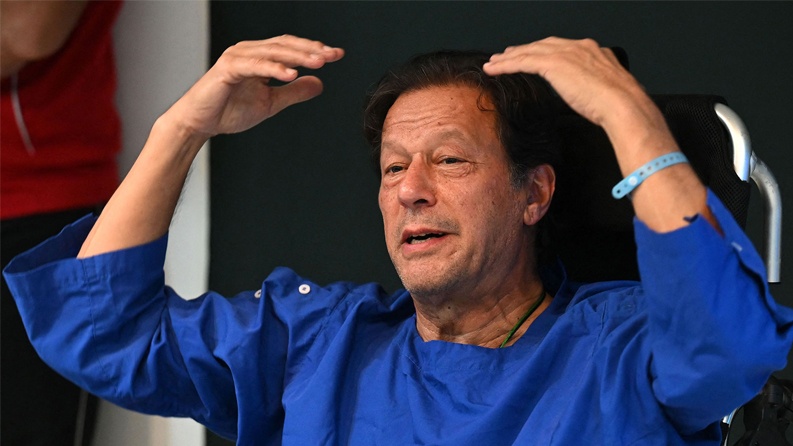 عمران خان يغادر المستشفى