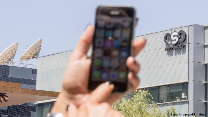 الشاباك يقر بالتجسس على صحافيين بواسطة هواتفهم