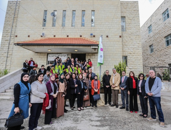 بدعم من بنك فلسطين.. بلدية رام الله ترفع علم مدرسة صحية وصديقة للبيئة للعام 2021/2022