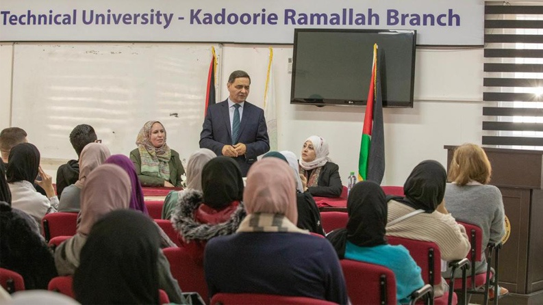 خلال مشاركته في محاضرة لطلبة العلوم المالية والمصرفية في جامعة فلسطين التقنية حليله يؤكد على سعي البورصة لتفعيل دور الفئة الشابة فيها 