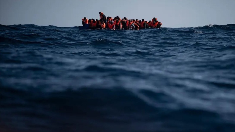 اليونان تطلق عملية لإنقاذ مركب يقل نحو 500 مهاجر