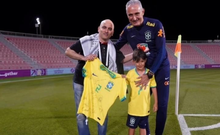فيديو: مدرب البرازيل يُكرم مشجعاً فلسطينياً ساعد حفيده