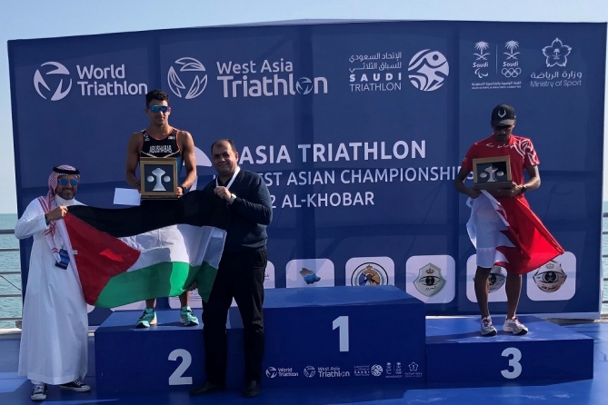 أبو شباب يتوج بفضية منافسات غرب آسيا للترايثلون