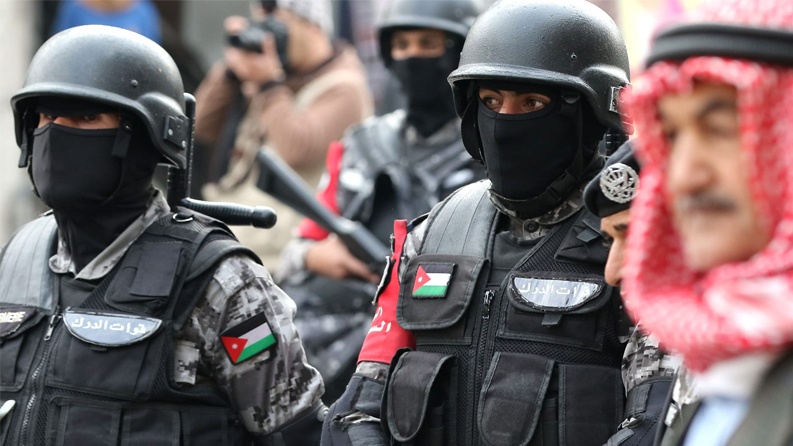 مقتل 3 من الامن الأردني وإصابه 5 آخرين ومقتل المشتبه به بقتل الدلابيح