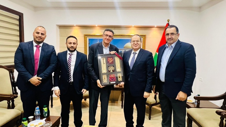 وفد من سلطة الطاقة وشركة كهرباء القدس يلتقي بمستشار الرئيس للشؤون الدبلوماسية د.مجدي الخالدي