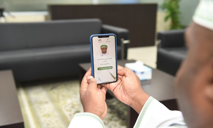 لأول مرة.. العمانيون ينتخبون مجالسهم البلدية عبر الهواتف الذكية