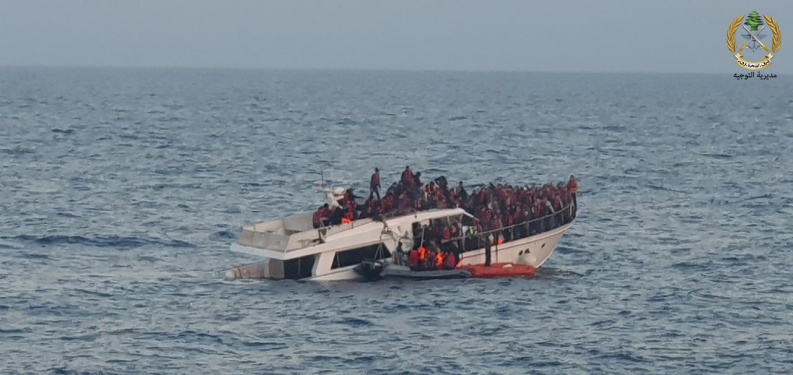 البحرية اللبنانية تنقذ نحو 200 مهاجر غرق قارب