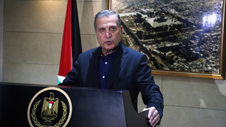 أبو ردينة: البدء بتسليم السلاح الموجود داخل المخيمات الفلسطينية في لبنان للجيش اللبناني