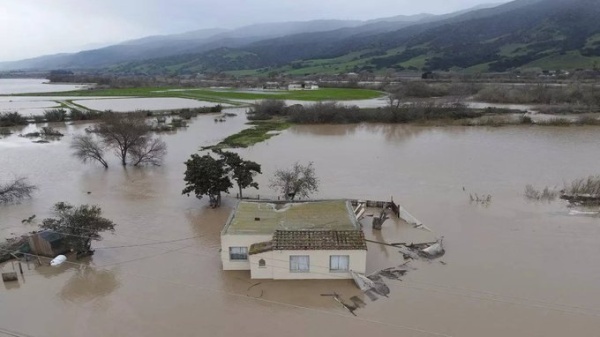 فيضانات كارثية في كاليفورنيا