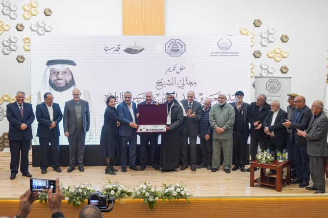 جامعة القدس تكرم الشيخ عبد العزيز آل ثاني لأعماله الخيرية والإنسانية في فلسطين