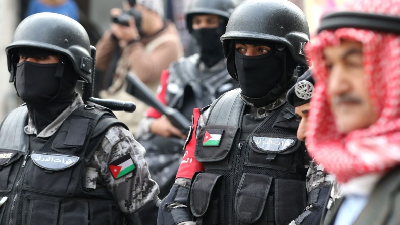 فيديو: نشر مشاهد حقيقية لضبط شخص ابتز سيدة في الأردن