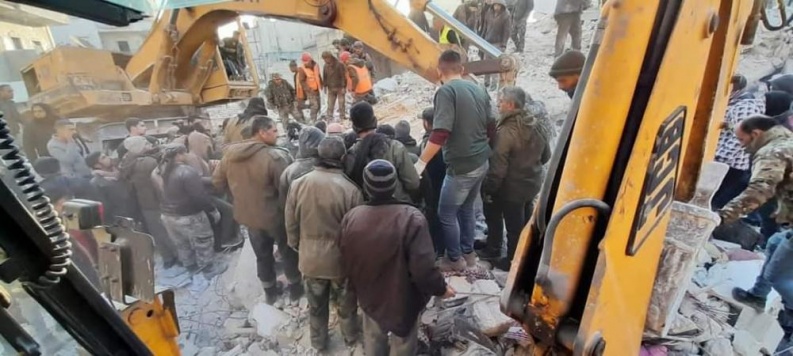 10 وفيات بانهيار مبنى سكني في حلب