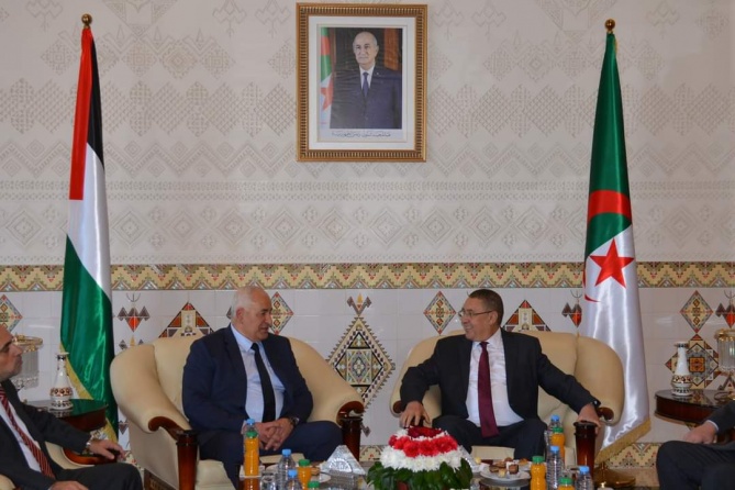وزير الداخلية يبحث آفاق التعاون مع نظيره الجزائري