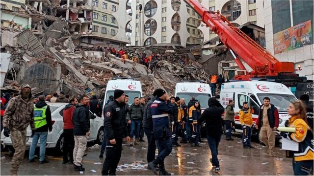 ضحايا الزلزال المدمر تتجاوز 17ألف قتيل 