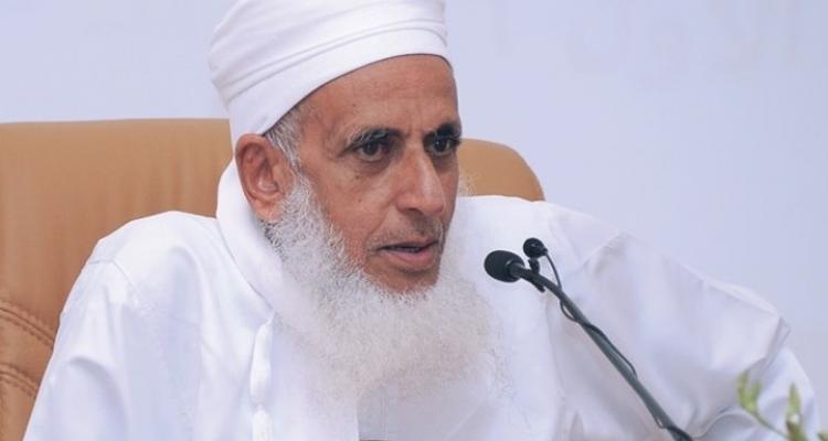 مفتي عُمان يدين فتح مجال بلاده الجوي أمام طيران الاحتلال