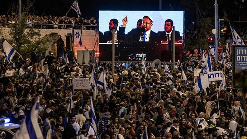 حبس وفصل ضابط في جيش الاحتلال لتظاهره دعما لإضعاف القضاء