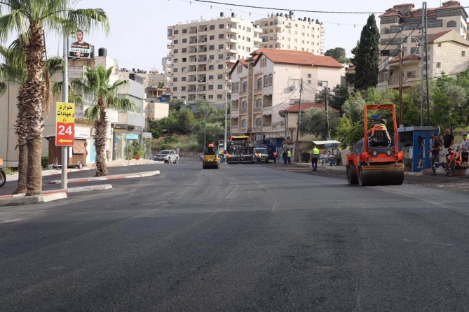 الأشغال: بدء أعمال تعبيد طريق بيرزيت الرئيسي