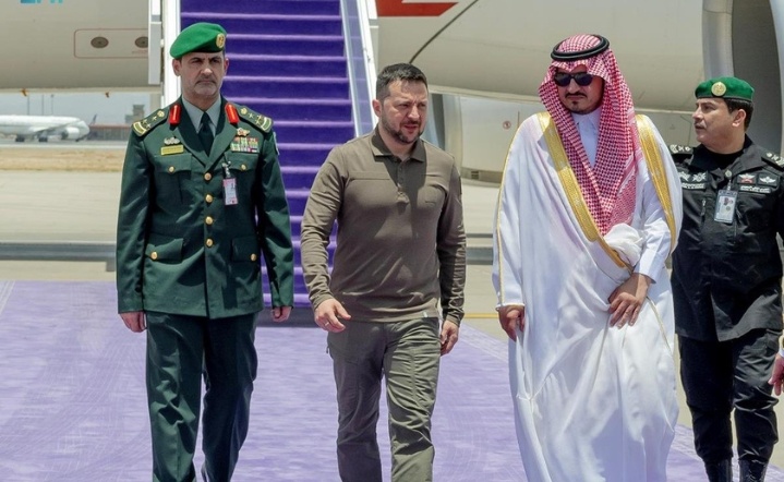 (صور) زيلينسكي يصل جدة للمشاركة بالقمة العربية