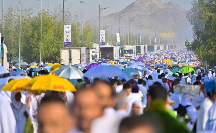 مسير الحجاج من عرفات لمزدلفة.. أكبر حركة بشرية في العالم