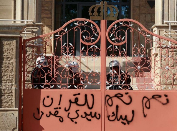 صور: متظاهرون غاضبون يقتحمون السفارة السويدية في بغداد