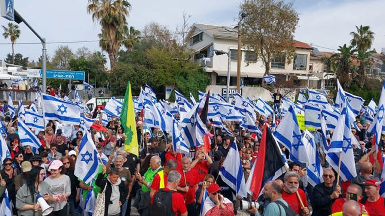 نتنياهو يغادر المشفى والمتظاهرون يربطون أنفسهم أمام الكنيست