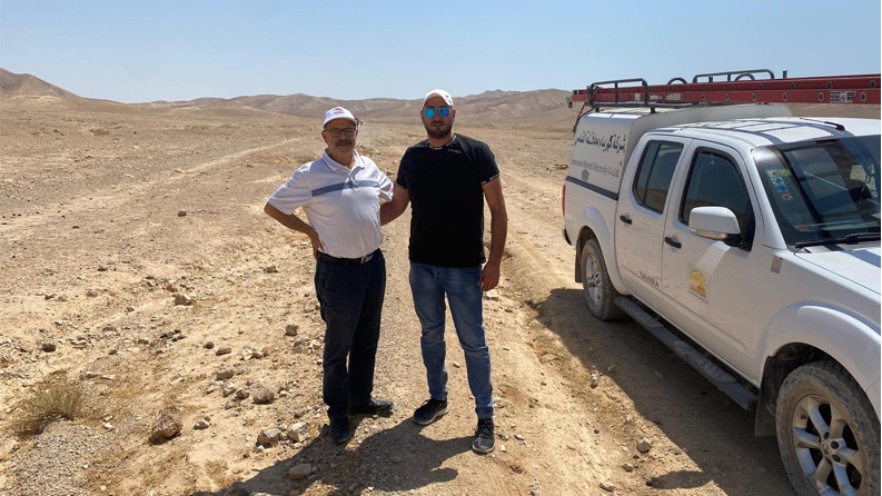 انطلاقاً من مسؤوليتها الوطنية والإجتماعية ... طواقم "كهرباء القدس" تشارك في البحث عن الشاب المفقود " عبد الله شناوي" في برية أريحا