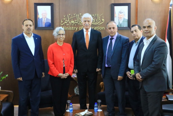 التربية ووكالة الغوث تبحثان آليات تطوير تكنولوجيا التعليم