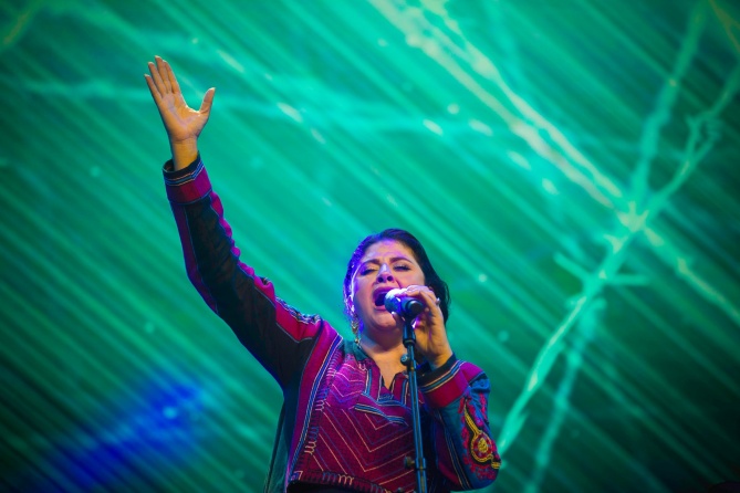 الفنانة سناء موسى تصدح بأغنيات البحر والصيّادين في "وين ع رام الله"