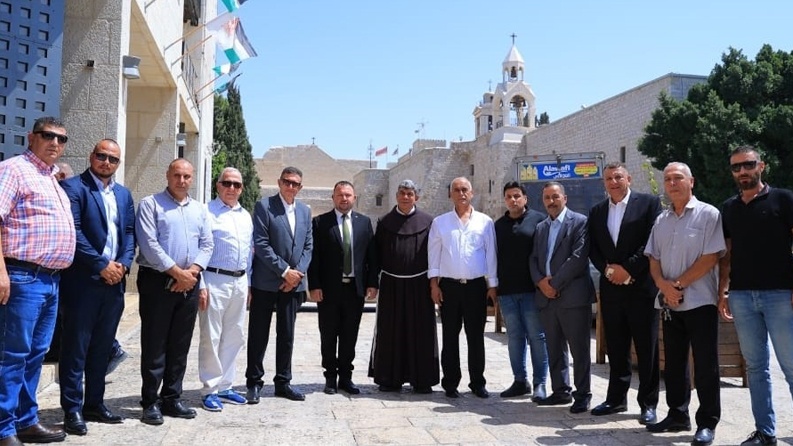 دعماً وتطويراً للسياحة... كهرباء القدس تقدم مركبتين كهربائيتين لبلدية بيت لحم